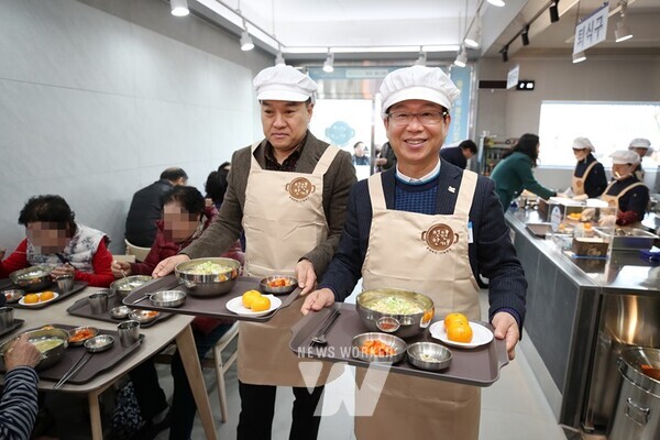 광주시 광산구(구청장 박병규)가 2일 고물가 시대 어려움을 겪는 취약계층들에 든든한 한 끼를, 지역 어르신에게는 일자리를 제공하는 ‘천 원한끼’ 3호점을 월곡1동에 개소했다.