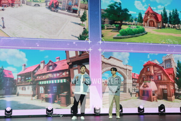 겨울 업데이트 발표 중인 민경훈 디렉터(좌)와 최동민 콘텐츠 리더(우)