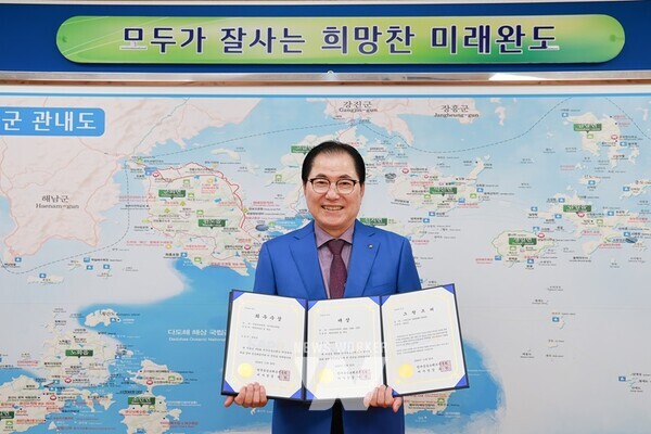 전남 완도군은 지난달 29일 한국광고문화회관에서 개최된 「제2회 한국 공공 브랜드 시상식」에서 종합 대상인 그랑프리(GRAND PRIX)와 환경·사회·제도(ESG)-사회적 책임(CSR)-공유 가치(CSV) 부문에서 대상, 디지털 마케팅 부문 최우수상 등 3관왕을 차지했다. 