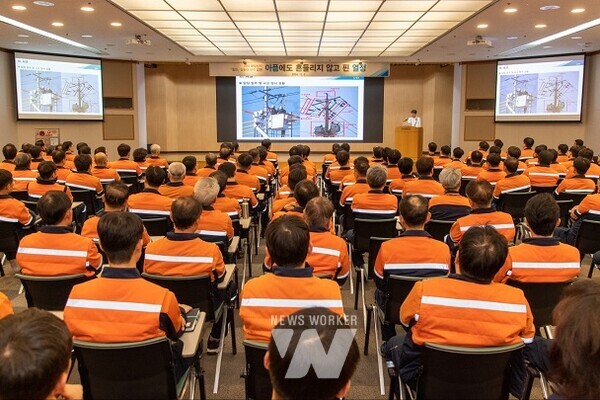 2일, 장애인 트라이애슬론 국가대표 김황태 선수가 광양제철소 소본부에서 '아픔에도 흔들리지 않고 핀 열정'이라는 주제로 특별강연을 열었다.