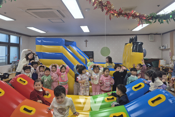 튼튼 신나는 운동회에 설치된 놀이기구를 이용하고 있는 아이들