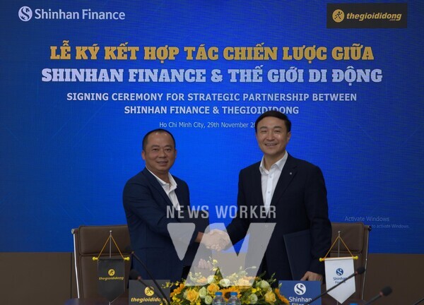 협약식에 참석한 도안 반 히우 엠 (Doan Van Hieu Em) 모바일월드 모바일/가전 부문 CEO(왼쪽부터)와 문동권 신한카드 사장이 기념사진을 촬영하고 있다.