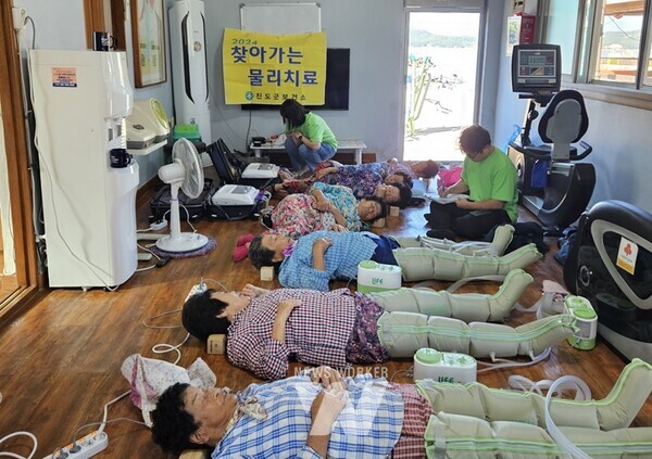 진도군보건소는 민선 8기 군수 공약사항인 ‘찾아가는 물리치료센터’를 의사가 없는 도서 지역까지 확대해 운영하고 있다.