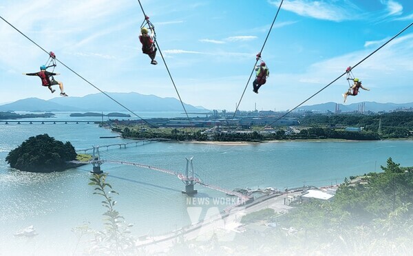전남 광양시가 섬진강 망덕포구 공중하강체험시설인 광양 짚와이어 ‘섬진강 별빛 스카이’와 모노레일을 단돈 1만 원에 즐길 수 있는 특별이벤트를 진행한다