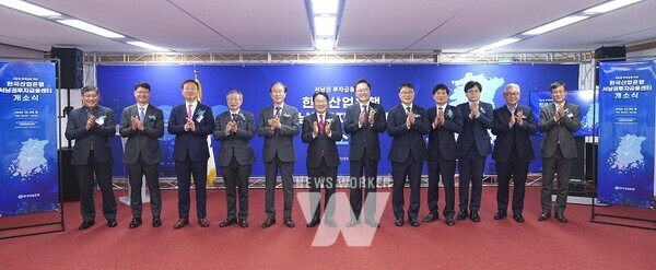 강기정 광주광역시장이 3일 오후 광산구 한국산업은행 호남지역본부에서 열린 ‘한국산업은행 서남권투자금융센터 개소식’에 참석해 강석훈 한국산업은행 회장 등 내빈들과 기념촬영을 하고 있다./광주광역시 제공