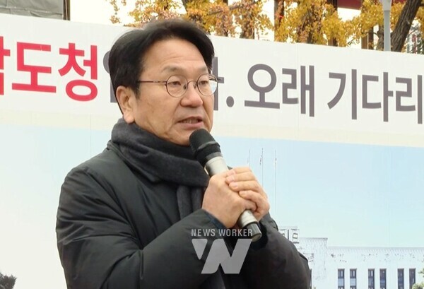 강기정 광주광역시장이 4일 오전 동구 5·18민주광장에서 열린 ‘광주시민 비상시국대회’에 참석해 발언을 하고 있다./광주광역시 제공강기정 광주광역시장이 4일 오전 동구 5·18민주광장에서 열린 ‘광주시민 비상시국대회’에 참석했다./광주광역시 제공강기정 광주광역시장이 4일 새벽 시청 중회의실에서 광주시의회, 광주 5개 자치구, 5·18단체, 광주지역 시민사회단체 및 종교단체 대표자들과 '광주 비상계엄 무효선언 연석회의'에 참석해 회의를 하고 있다./광주광역시 제공