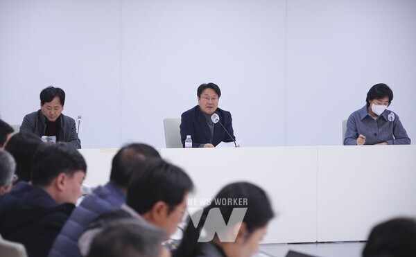 강기정 광주광역시장이 4일 새벽 시청 중회의실에서 광주시의회, 광주 5개 자치구, 5·18단체, 광주지역 시민사회단체 및 종교단체 대표자들과 '광주 비상계엄 무효선언 연석회의'에 참석해 회의를 하고 있다./광주광역시 제공