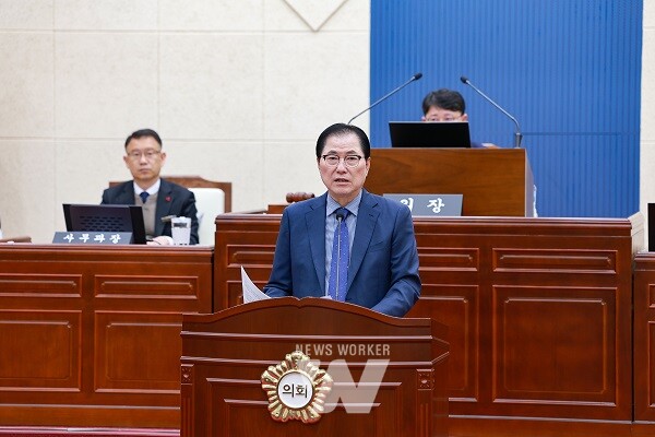 신우철 완도군수가 제325회 완도군의회 정례회에서 시정연설을 통해 내년도 군정 운영 방향을 밝혔다.