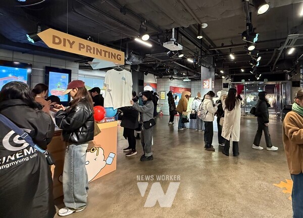 한국문화예술위원회(위원장 정병국, 이하 예술위)가 지난달 29일부터 이달 8일까지 대학로예술극장 1층 씨어터광장에서 ‘꿈밭펀딩X후카후카 스튜디오’ 후원 팝업스토어를 진행한다.