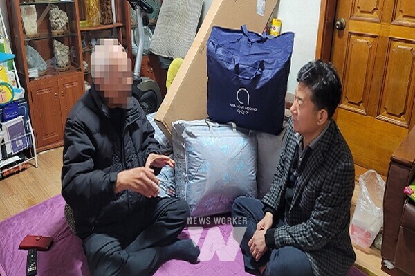 사례관리 대상자에게 동절기 물품 꾸러미를 전달하는 몽탄면