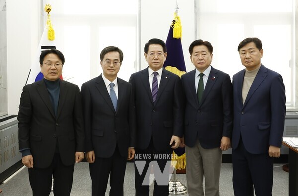 강기정 광주광역시장은 4일 국회에서 더불어민주당 소속 광역단체장인 (왼쪽 2번째부터) 김동연 경기도지사, 김영록 전남지사, 오영훈 제주도지사, 김관영 전북특별자치도지사와 함께 ‘윤석열 대통령 퇴진 촉구’ 공동성명서를 발표했다. /광주광역시 제공