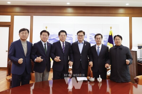 강기정 광주광역시장은 4일 국회에서 우원식 국회의장을 면담하고 윤석열 대통령의 비상계엄 선포 및 해제 관련 대응책을 논의했다. 강 시장은 이에 앞서 국회에서 열린 더불어민주당 비상시국회의, 5·18민주광장에서 열린 광주시민비상시국대회 등에 참석했다. (사진 왼쪽부터) 김관영 전북특별자치도지사, 오영훈 제주도지사, 김영록 전남도지사, 우원식 국회의장, 김동연 경기도지사, 강기정 광주광역시장. /광주광역시 제공