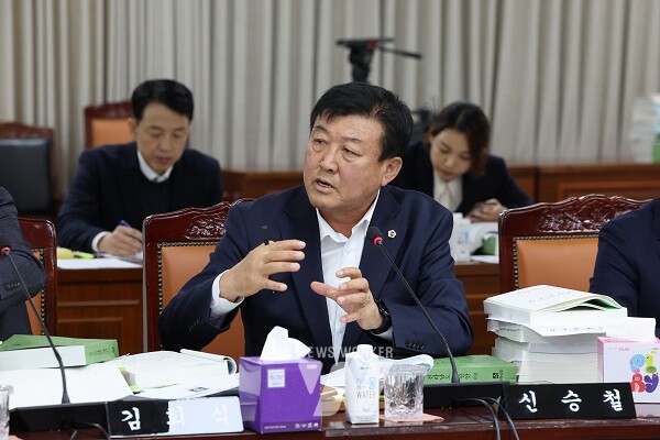 신승철 의원(더불어민주당, 영암1)이 지난 12월 3일 예산결산특별위원회에서 전라남도 2025년도 예산안 심사를 하고 있다.