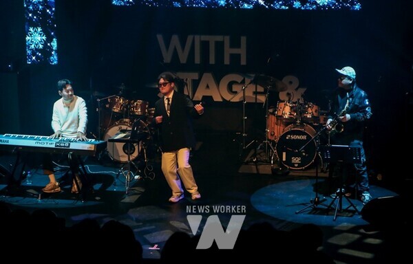 지난 12월 1일 가수 김현철이 한국콘텐츠진흥원 기획공연 시리즈 ‘2024년 위드 스테이지 앤드 CKL'에서 축하공연을 진행했다.