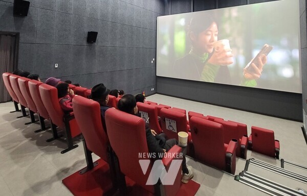 영암군보건소 정신건강복지센터가 지난 4일 센터에서 ‘재난 심리 회복 지원 힐링데이’ 행사를 열고, 영화 《소방관》 감상, 정신건강 상담, 힐링 차 마시기, 기찬랜드 나들이 등의 시간을 제공했다.