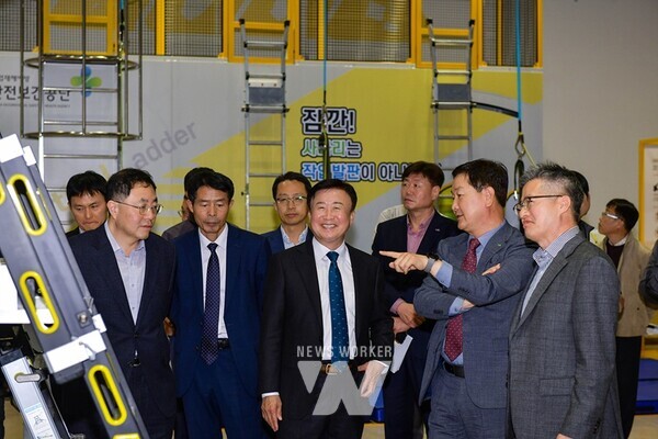 정기명 여수시장이 지난달 18일 여수안전체험교육장을 방문해 통합안전교육 프로그램을 참관했다.