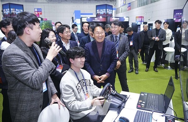 강기정 광주광역시장이 28일 오후 서구 김대중컨벤션센터에서 열린 ‘2024 광주창업 페스티벌’에 참석해 내빈들과 전시장을 둘러보고 있다./광주광역시 제공