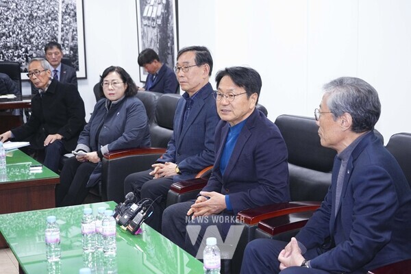 강기정 광주광역시장이 5일 오전 서구 5·18기념문화센터 내 5·18민주화운동공로자회 사무실을 방문해 오월단체 관계자들과 비상계엄 관련해 의견을 나누고 있다./광주광역시 제공