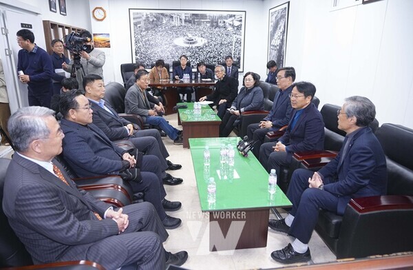 강기정 광주광역시장이 5일 오전 서구 5·18기념문화센터 내 5·18민주화운동공로자회 사무실을 방문해 오월단체 관계자들과 비상계엄 관련해 의견을 나누고 있다./광주광역시 제공