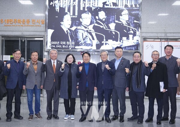 강기정 광주광역시장이 5일 오전 서구 5·18기념문화센터 내 5·18민주화운동공로자회 사무실을 방문해 오월단체 관계자들과 비상계엄 관련해 의견을 나눈 뒤 구호를 외치고 있다./광주광역시 제공