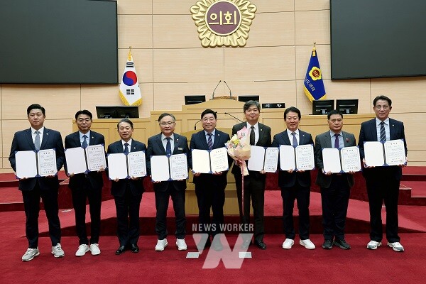 전라남도의회 자치분권 정책연구회(박원종 대표의원)가 법률저널이 주최하는 ‘2024 지방의정대상’ 정책연구 부문에서 장려상을 수상했다