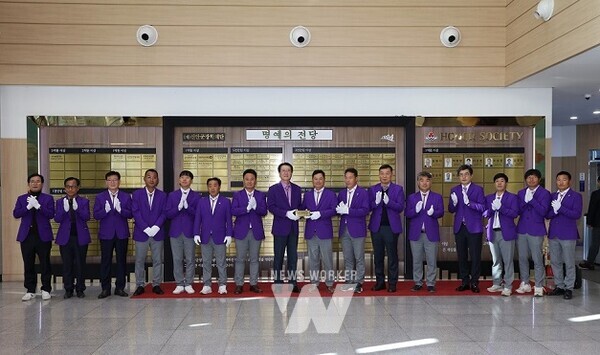 안좌면 퍼플배롱 작목반 회원들과 기탁식 참석자들이 신안군청 명예의 전당에서 현판을 게시하며 기념 촬영을 하고 있다.