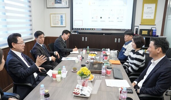 (㈜더블유피 우수 창업 기업 방문)김영록 전라남도지사가 5일 순천 해룡산단의 우수 창업 기업 ㈜더블유피를 방문, 애로사항 청취 및 격려를 하고 있다.