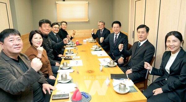 김영록 전라남도지사가 5일 순천 한 식당에서 전남소상공인연합회 회원들과 오찬 간담회를 갖고 애로사항 청취 및 격려를 하고 있다