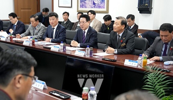 김영록 전라남도지사가 5일 여천NCC 대회의실에서 여수 석유화학기업 위기대응 현장 간담회를 주재하고 애로사항 청취 및 격려를 하고 있다.