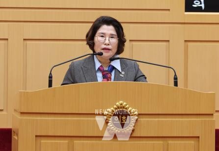 5일 김화신 의원(더불어민주당, 비례)이 본회의장에서 촉구건의안에 대해 제안설명하고 있다.