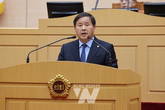 차영수 도의원이 12월 5일 제386회 제2차 정례회 제3차 본회의에서「수산자원관리법」개정 촉구 건의안을 대표 발의하고 있다.