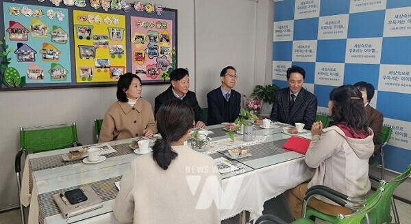 한전KDN이 구축한 KDN IT움 관계자들이 티타임을 갖고 있다