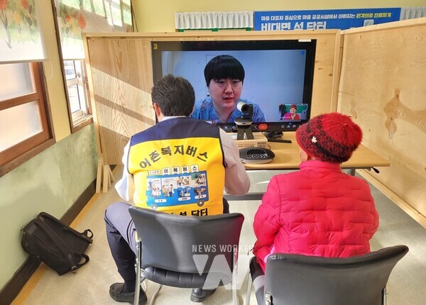 전라남도는 해양수산부, 지역대학, 한국연안어업인중앙연합회 등과 함께 6일 수선화의 섬 신안 지도읍 선도에서 마을 주민을 위한 비대면 섬 닥터 서비스를 운영했다.