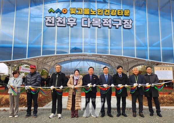 광주광역시(시장 강기정)가 6일 빛고을노인건강타운 내 전천후 다목적구장을 조성, 개장했다.