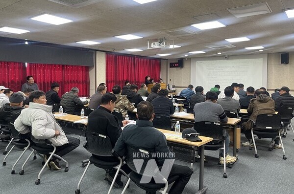 신안군은 지난 4일 유해야생동물 피해방지단 38명을 대상으로 총기 안전사고 예방 및 아프리카돼지열병(ASF) 대응 강화를 위한 교육을 실시했다