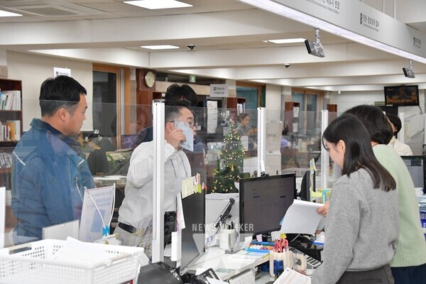 전남 담양군(군수 이병노)은 지난 6일 군청 민원과에서 공무원과 경찰 등 50여 명이 모인 가운데 실제 훈련을 가장한 특이(악성)민원의 대응을 위한 모의훈련을 실시했다.