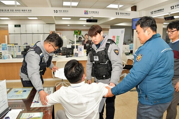 전남 담양군(군수 이병노)은 지난 6일 군청 민원과에서 공무원과 경찰 등 50여 명이 모인 가운데 실제 훈련을 가장한 특이(악성)민원의 대응을 위한 모의훈련을 실시했다.