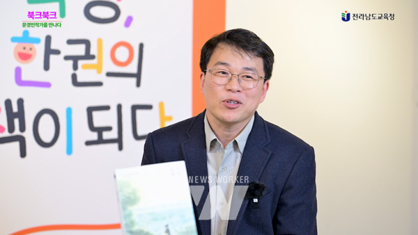 십만독자팟캐스트 ‘북크북크’에 출연해 인터뷰하고 있는 문경민 작가.