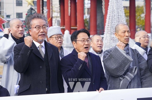 강기정 광주광역시장이 9일 오후 동구 5·18민주광장에서 구청장, 시교육감, 시의원, 종교계, 대학총장, 오월단체, 시민사회단체 등과 함께 대통령 탄핵과 내란 책임자 처벌을 촉구하는 성명서를 발표한 뒤 구호를 외치고 있다./광주광역시 제공