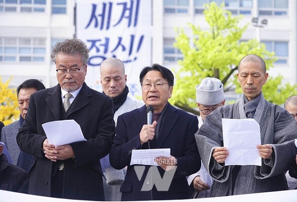 강기정 광주광역시장이 9일 오후 동구 5·18민주광장에서 구청장, 시교육감, 시의원, 종교계, 대학총장, 오월단체, 시민사회단체 등과 함께 대통령 탄핵과 내란 책임자 처벌을 촉구하는 성명서를 발표하고 있다./광주광역시 제공