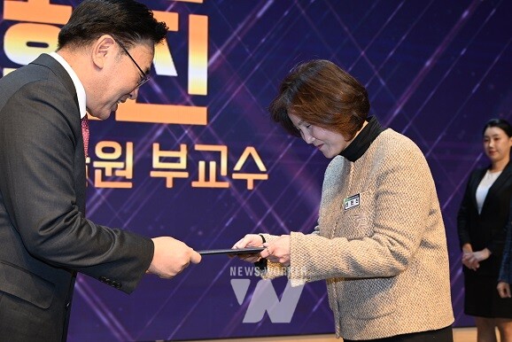 (시상식)왼쪽부터 유상임 과기정통부 장관, 신현진 GIST 교수