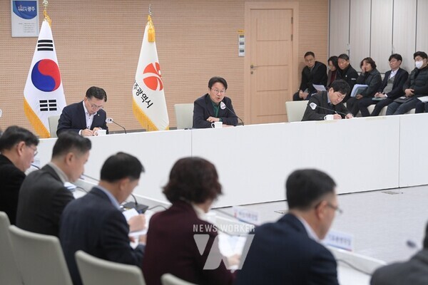 강기정 광주광역시장이 지난 9일 오전 시청 중회의실에서 열린 간부회의를 주재, “민생경제를 보살피고, 시민들의 안전한 일상을 지키는데 최선을 다해달라”고 주문하고 있다. /광주광역시 제공