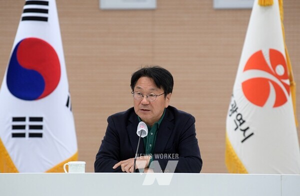 강기정 광주광역시장이 지난 9일 오전 시청 중회의실에서 열린 간부회의를 주재, “민생경제를 보살피고, 시민들의 안전한 일상을 지키는데 최선을 다해달라”고 주문하고 있다. /광주광역시 제공