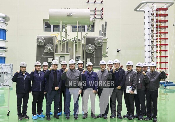 구자균 LS일렉트릭 회장(앞열 왼쪽 두번째)과 김호량 KOC전기 사장을 비롯한 양사 임직원들이 화이팅을 외치고 있다.