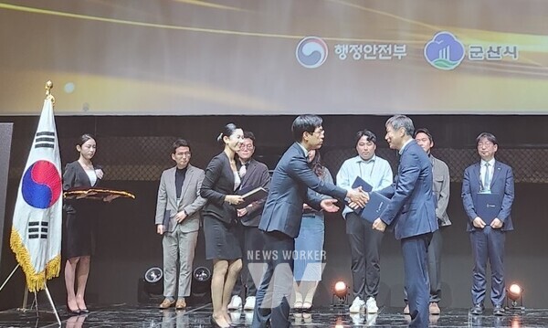 전남 영암군(군수 우승희)이 지난 5~6일 전북 군산에서 열린 ‘2024년 청년마을 성과공유회’에서 행정안전부장관 기관표창을 수상했다.