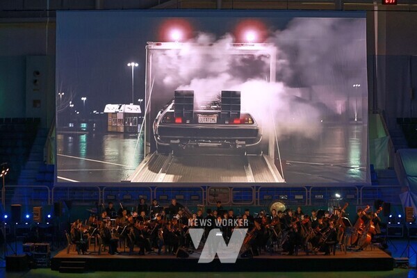 대형 스크린으로 상영되는 명화 장면