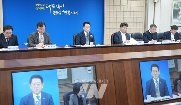 김영록 전라남도지사가 10일 오전 도청 서재필실에서 실국장 정책회의를 주재하고 있다.