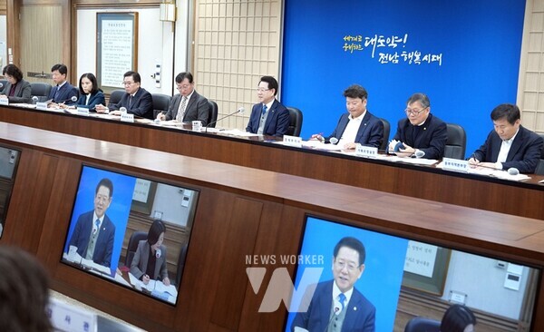 김영록 전라남도지사가 10일 오전 도청 서재필실에서 실국장 정책회의를 주재하고 있다.