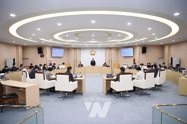 광산구의회(의장 김명수)가 지난 9일 제293회 정례회 제2차 본회의에서 ‘2024년도 행정사무감사 결과보고서’를 채택하고 올해 감사 일정을 마무리했다.
