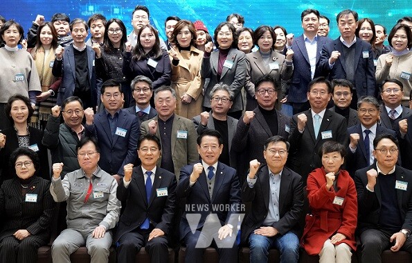 김영록 전라남도지사가 10일 무안 남악스카이웨딩컨벤션에서 열린 ‘2024년 변화를 선도하는 경제마당’에서 참석자들과 기념촬영을 하고 있다